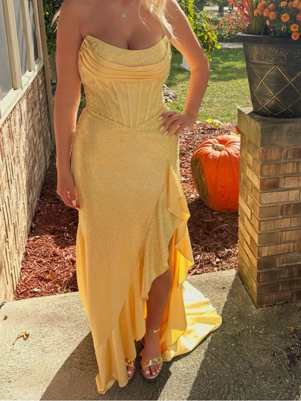 Sherri Hill yellow gown. GORGEOUS! Corset back. Dress tag is 6, but fits a 2-4.